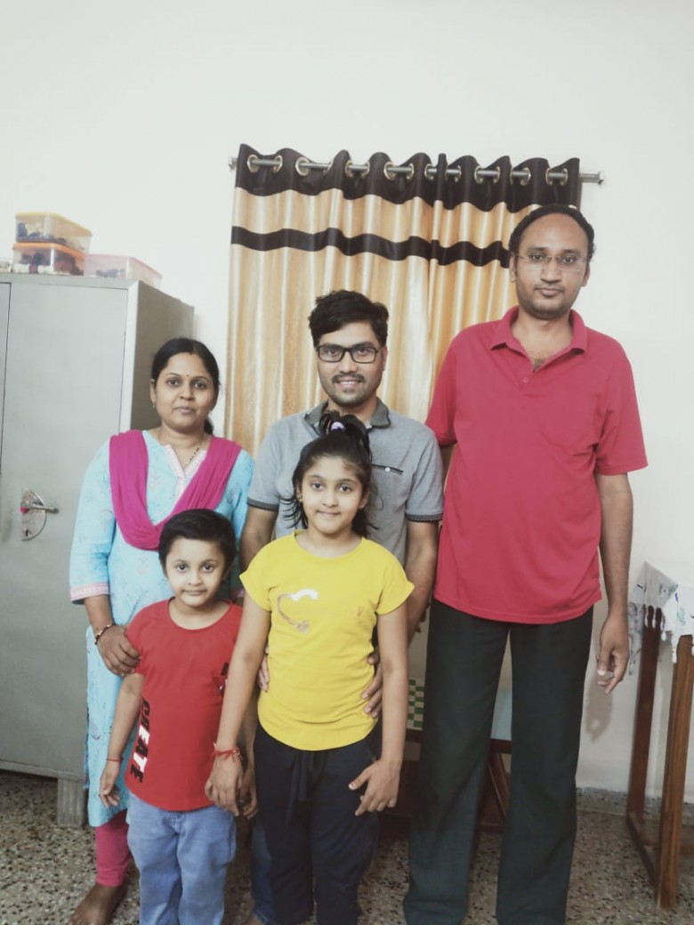 राशि अपने कोच रणवीर भट्टी व परिजनों के साथ।