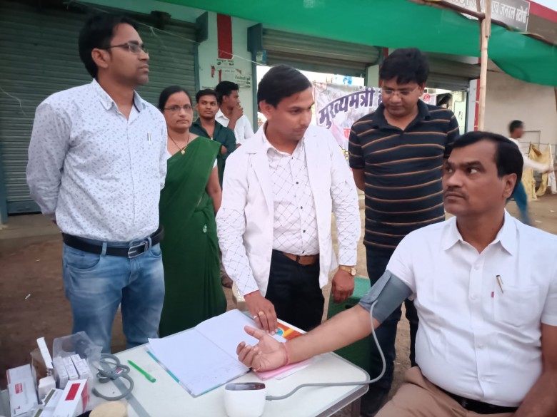 हॉट जांच करवाते कलेक्टर रमेश कुमार शर्मा
