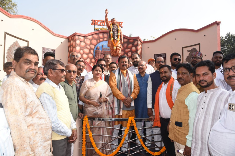 सांसद  विजय बघेल ने किया आदमकद स्वर्गीय पूर्व प्रधानमंत्री भारतरत्न श्री अटल बिहारी वाजपेयी की प्रतिमा का लोकार्पण