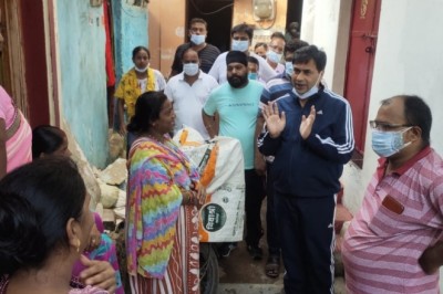 महापौर पार्षद के साथ सकरी गलियों में पैदल घूमकर लोगो की समस्याओ सुन रहे , लेकिन समस्याओं का निवारण समय पर निर्भर करता