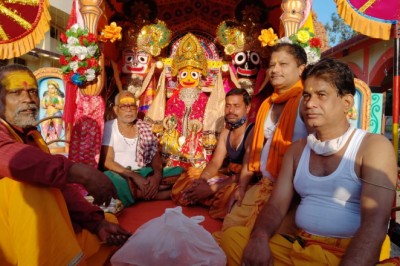 रथयात्रा महोत्सव कोरोना संक्रमण के कारण  सेक्टर 4 जगन्नाथ मंदिर परिसर में ही घूमाकर निकाली जगन्नाथ जी की रथयात्रा