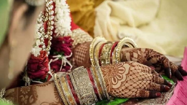 दुल्हन के जोड़े में थाने पहुंची युवती, कहा- 'सर, नहीं करनी शादी' !!