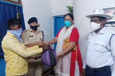 महिला द्वारा आटो में सामान भूलने पर आटो चालक ने सामान पहुँचाया सुपेला यातायात पुलिस विभाग में सामान मिलने पर महिला ने पुलिस एवं आटो चालक को दिया धन्यवाद