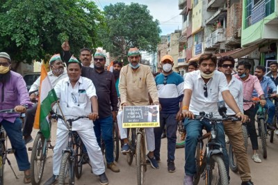 पेट्रोल डीजल के बढ़ते दाम एवं खाद्य पदार्थों की  बढ़ती कीमतों पर कांग्रेसियों ने किया  दुर्ग शहर का भ्रमण