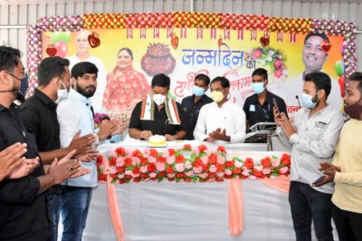 मुख्यमंत्री पुत्र चैतन्य बघेल का जन्मदिन युवा कांग्रेस प्रदेश सचिव नजरुल ने सादगी पुर्वक मनाया !!