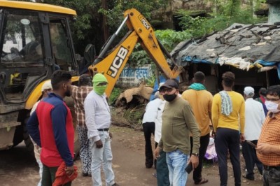 सड़क किनारे 15 दुकानो का अवैध कब्जा हटाया गया , दुकानें के अवैध कब्जा होने कारण यातायात व्यवस्था में हो रही थी बाधा            निगमदुर्ग