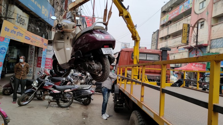 यातायात पुलिस ने छेडा अभियान दुर्ग भिलाई के नो पार्किग में खडे़ वाहनों पर की गई कार्यवाही