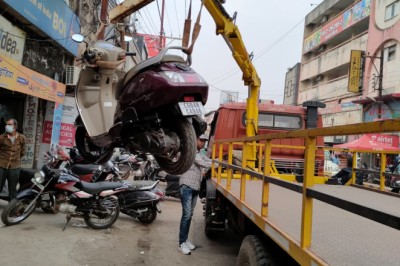 यातायात पुलिस ने छेडा अभियान दुर्ग भिलाई के नो पार्किग में खडे़ वाहनों पर की गई कार्यवाही
