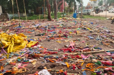 फुटकर व्यवसाई लूट लो सेल के मालिक ने निगम में पैसा जमा नही किया और सामान हटाकर भागने की योजना बनाकर फरार हुए।