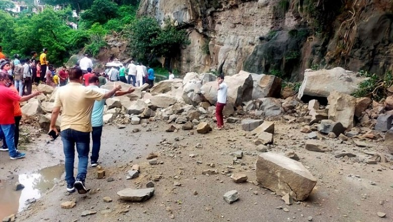 पहाड़ों में हो रही बोल्डरों की बरसात, केदारनाथ और बद्रीनाथ हाईवे बंद !!