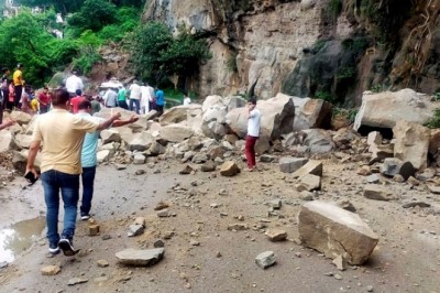पहाड़ों में हो रही बोल्डरों की बरसात, केदारनाथ और बद्रीनाथ हाईवे बंद !!