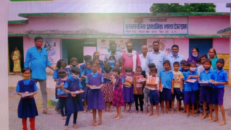 लॉकडाउन के बाद खुले स्कूल, बच्चों का मुँह मीठा कराकर किया शाला प्रवेश