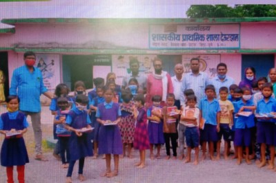 लॉकडाउन के बाद खुले स्कूल, बच्चों का मुँह मीठा कराकर किया शाला प्रवेश