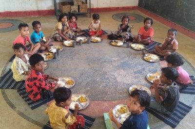 बस्तर : कुपोषण से बचाने आंगनबाड़ी में दिया जा रहा गर्म भोजन