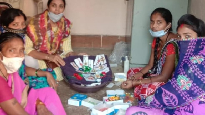 आशा एवं मिनीमाता महिला स्व सहायता समूह द्वारा गोधन से निर्मित राखी किया जा रहा