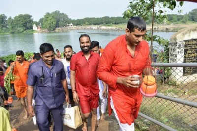 श्रावण मास के अंतिम सोमवार को विधायक देवेंद्र यादव ने किया भगवान शिव को जल अर्पित