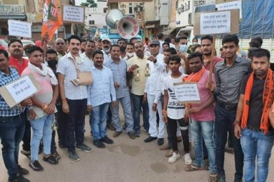 बिजली की दरों में वृद्धि एवं अघोषित बिजली कटौती के विरोध में कंडील यात्रा !!