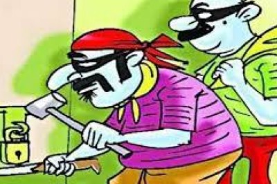 महिला सरपंच के घर देर रात चोरों ने धावा बोल, किया  नगद व सोने की ज्वेलरी पार