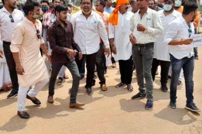 नंद कुमार बघेल द्वारा ब्राह्मण समाज का लगातार अपमान करने अनर्गल अशोभनीय टिप्पणी के विरोध में दुर्ग पुलगांव में हुआ पुतला दहन