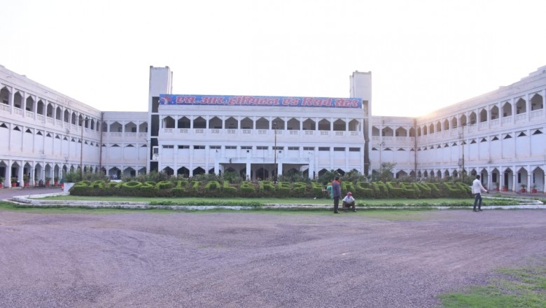 एस.आर. हॉस्पिटल चिखली दुर्ग में बुजुर्ग के घुटने का सफल प्रत्यारोपण