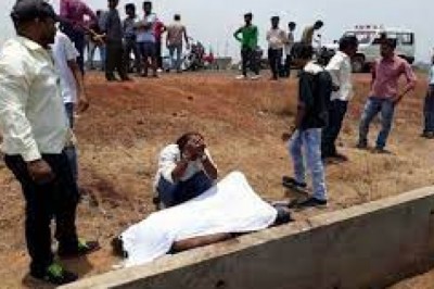डंपर की टक्कर से बाइक सवार 6 साल के बच्चे सहित दंपती की जान गई, 2 साल की बेटी गंभीर; पत्नी-बच्चों को छोड़ने जा रहा था ससुराल