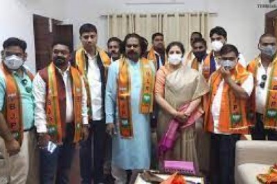 विधानसभा चुनाव में आरंग सीट से दावेदार रहे वेदराम समेत 11 कांग्रेस नेताओं ने थामा BJP का दामन, डी. पुरंदेश्वरी ने दिलाई सदस्यता
