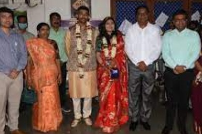 छत्तीसगढ़ की IAS ने कोर्ट में की शादी:UPSC की तैयारी के लिए दिल्ली गईं थीं नम्रता, दे बैठीं अशोक को अपना दिल, 5 साल बाद ट्रेनी IPS ने महासमुंद आकर पहनाई वरमाला