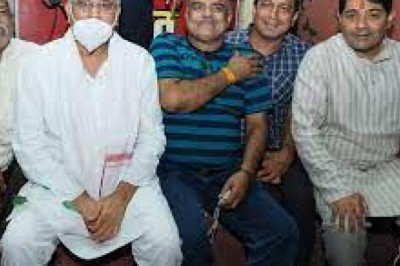 CM का जन कनेक्शन अभियान:ब्राह्मणपारा में दुकान के पाटे पर बैठे भूपेश बघेल..