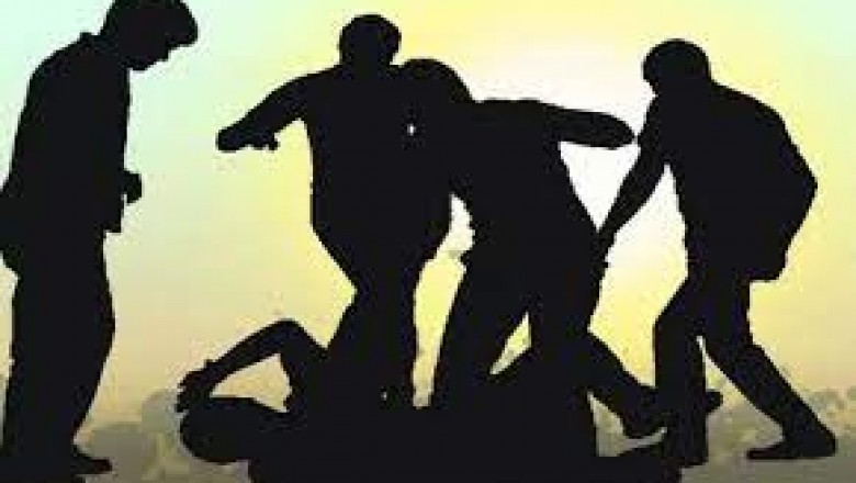 छत्तीसगढ़: चोरी के आरोप में सुरक्षाकर्मियों ने दो लोगों को खंभे से बांधकर पीटा, तीन गिरफ्तार, एक आरोपी फरार