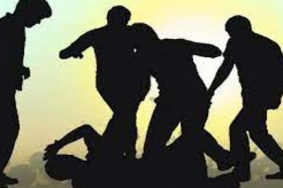 छत्तीसगढ़: चोरी के आरोप में सुरक्षाकर्मियों ने दो लोगों को खंभे से बांधकर पीटा, तीन गिरफ्तार, एक आरोपी फरार