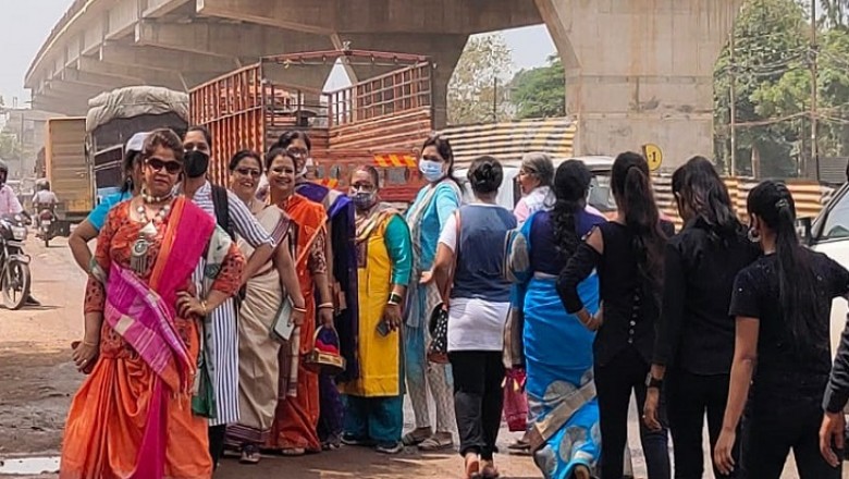 महिलाओं ने कीचड़ पर किया कैटवॉक:भिलाई में खस्ताहाल सड़कों का अनूठा विरोध-प्रदर्शन, DJ की धुन पर जमकर नाचीं; बोलीं- नेताओं से गिफ्ट लोगे तो सड़क कहां से पाओगे?