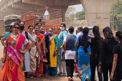 महिलाओं ने कीचड़ पर किया कैटवॉक:भिलाई में खस्ताहाल सड़कों का अनूठा विरोध-प्रदर्शन, DJ की धुन पर जमकर नाचीं; बोलीं- नेताओं से गिफ्ट लोगे तो सड़क कहां से पाओगे?
