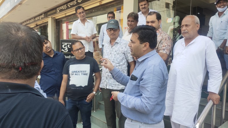 पुलगांव कपड़ा मार्केट पहुंचे महापौर, सुविधाओं का लिया जायजा, व्यापारियों की समस्याओं का किया समाधान: