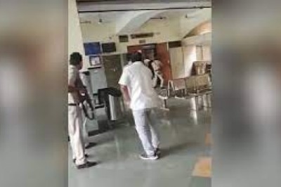 कोर्ट के भीतर फायरिंग में गैंगस्टर की हत्या, पुलिस ने वकील की ड्रेस पहने हमलावर को भी मार गिराया....