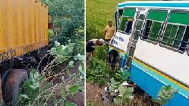 दुर्ग में पुलिसकर्मियों की बस ट्रक से टकराई:2 कॉन्सटेबल सहित 4 लोग घायल, 2 की हालत गंभीर; लॉ एंड ऑर्डर की व्यवस्था बनाने में ड्यूटी पर धमधा जा रहे थे