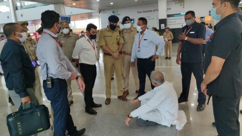 एयरपोर्ट में धरने पर बैठे CM भूपेश बघेल