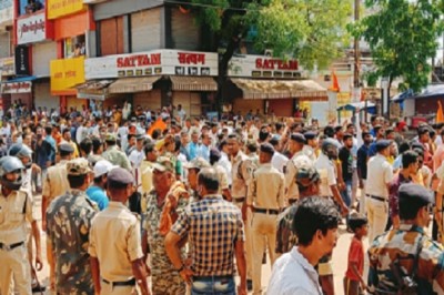 कवर्धा में पथराव-लाठीचार्ज, कर्फ्यू लगा:घरों के बाहर रखीं कारों को तोड़ा, कवर्धा-जबलपुर नेशनल हाईवे पर जाम लगाकर हंगामा किया; हेल्पलाइन नंबर जारी