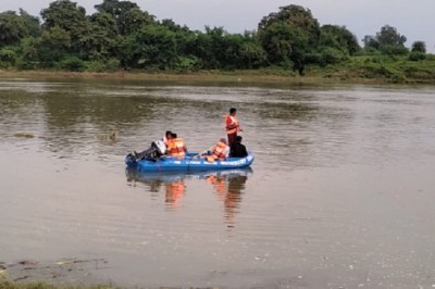 भिलाई की शिवनाथ नदी में 2 छात्र डूबे:स्कूल से बंक मारकर नहाने गए थे 3 दोस्त, दो गहरे पानी में फंसे; एक का शव मिला, दूसरे की तलाश