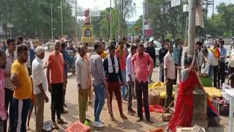 गुटों में विवाद, फल विक्रेता ने महिला दुकानदार पर हत्थर से किया जानलेवा हमला