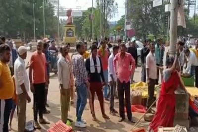 गुटों में विवाद, फल विक्रेता ने महिला दुकानदार पर हत्थर से किया जानलेवा हमला