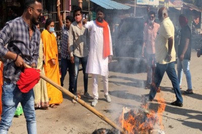 CM का जलता पुतला हाथों में लेकर दौड़े भाजपाई:पीछे कंबल और पानी की बाल्टी लेकर पुलिस भागी, कवर्धा में भड़क रही हिंसा के विरोध में फूटा BJP का गुस्सा