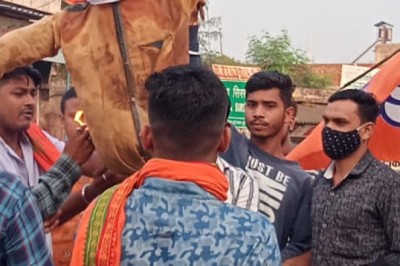 भाजयुमो जेवरा सिरसा मंडल ने मुख्यमंत्री व वन परिवाहन मंत्री महोम्मद अकबर का पुतला फूका