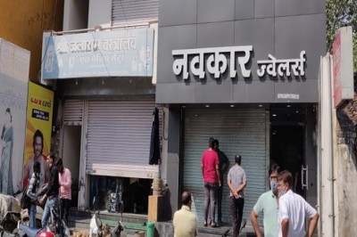 रायपुर में करोड़ों की चोरी में शामिल दो गिरफ्तार:फिल्मी अंदाज में झारखंड पुलिस का चेकपोस्ट तोड़कर भाग रहे थे, फोर्स ने 38 किलो चांदी के साथ पकड़ा.....