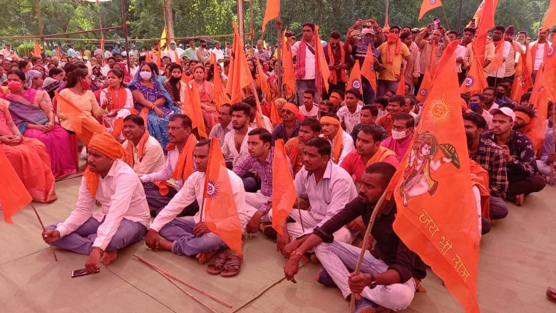 भगवाध्वज के अपमान और पक्षपातपूर्ण कार्यवाही से आक्रोशित हिंदू समाज ने सैकड़ों की संख्या में धरना प्रदर्शन में शामिल होकर जताया आक्रोश :: ज्ञापन के माध्यम से रखी अपनी मांगै