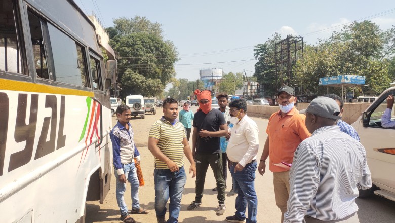 नल घर शॉपिंग कम्प्लेक्स के पास अवैध पार्किंग के खिलाफ निगम ने बस चालको पर लगाया जुर्माना