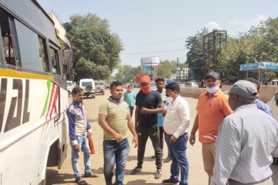 नल घर शॉपिंग कम्प्लेक्स के पास अवैध पार्किंग के खिलाफ निगम ने बस चालको पर लगाया जुर्माना
