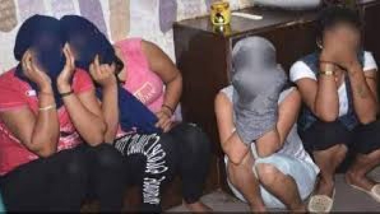 ऑनलाइन सेक्स रैकेट का भंडाफोड़, मास्टर माइंड समेत चार लड़कियां गिरफ्तार.........
