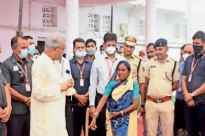 दशहरे पर अपने गांव पहुंचे मुख्यमंत्री: बचपन के दोस्तों को हेलीकॉप्टर में बैठाया और साथ में रायपुर ले गए