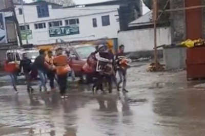 जम्मू-कश्मीर -: गैर-कश्मीरियों पर आतंकी हमलों के बाद बदला माहौल, मजदूरों ने बताया वहां हालात डरावने