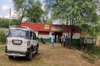 गरीबों के चावल की कालाबाजारी:सरकारी दुकान से लोड हो रहा था 91 बोरी PDS चावल, पुलिस ने किया जब्त; दो के खिलाफ केस दर्ज
